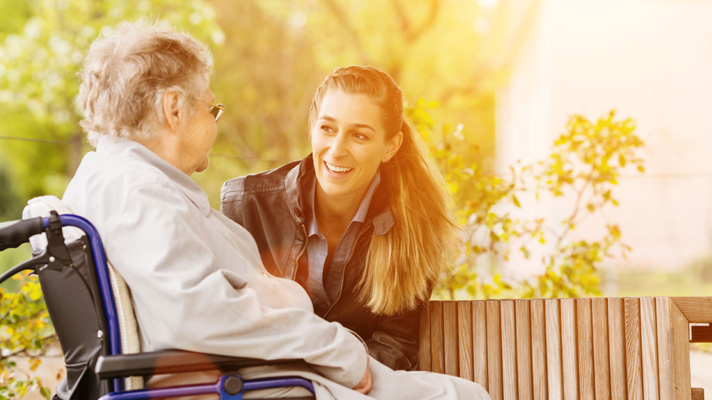 EHPAD de style méditerranéen avec terrasse ombragée et jardin provençal à Marseille